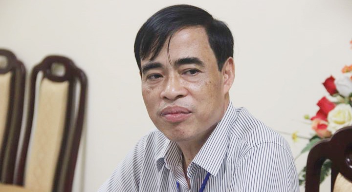 Cong an lam viec voi 5 can bo cham thi trac nghiem o Hoa Binh hinh anh