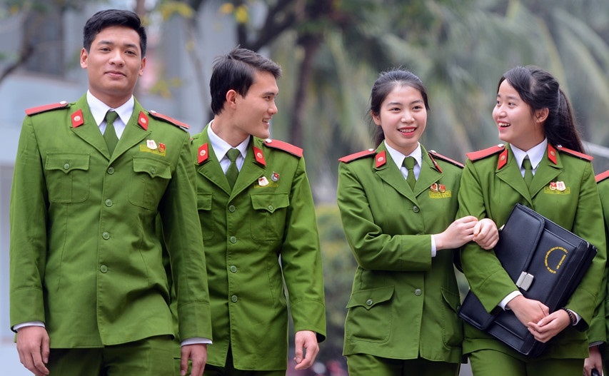 HV Canh sat cong bo diem trung tuyen hinh anh