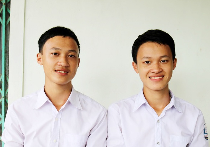 Hai cap anh em song sinh cung do dai hoc hinh anh