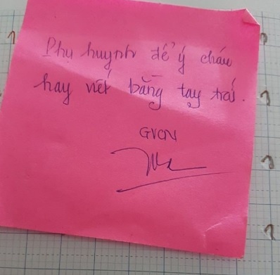 trẻ viết bằng tay trái ảnh 1 tre viet bang tay trai anh 1