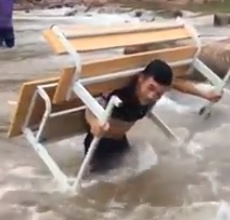 Thay giao cong ban qua suoi chuan bi cho nam hoc moi hinh anh