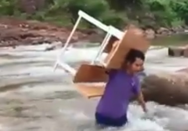 Thay giao cong ban qua suoi hinh anh