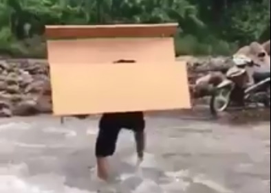 người thầy cõng bàn qua suối ảnh 1 nguoi thay cong ban qua suoi anh 1