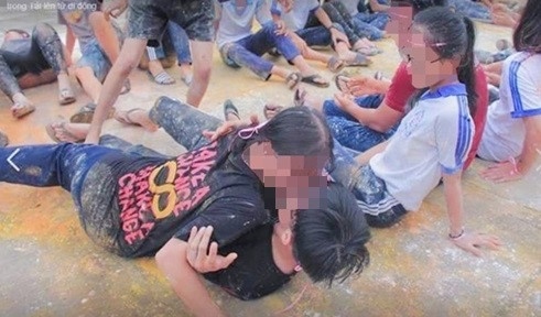 De nghi xu ly vu hoc sinh choi tro 'chuyen the bang mat' phan cam hinh anh