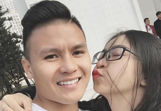 Ban gai Quang Hai: 'Nhin anh nga bi chay mau, em chi thay xot' hinh anh