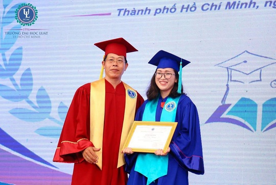 Thu khoa xuat sac cua DH Luat TP.HCM 35 nam qua hinh anh