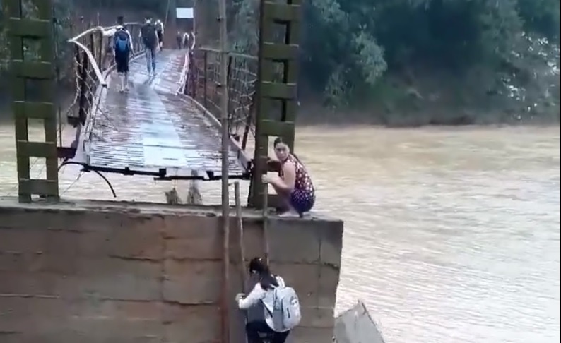 Dung toc gay voi duong len cau vuot song cua hoc sinh Phu Tho hinh anh