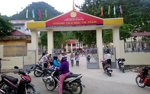 Nguoi dan Lai Chau keu troi vi nhung khoan thu dau nam hoc hinh anh