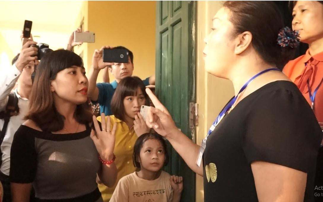 Phu huynh buc xuc keo len phong hop truy van ve lam thu dau nam hinh anh