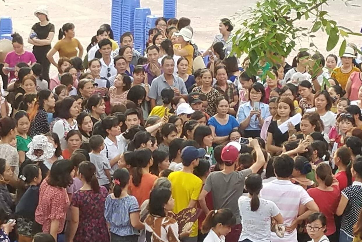 Hieu truong phu nhan lam thu, phu huynh buc xuc giua san truong hinh anh