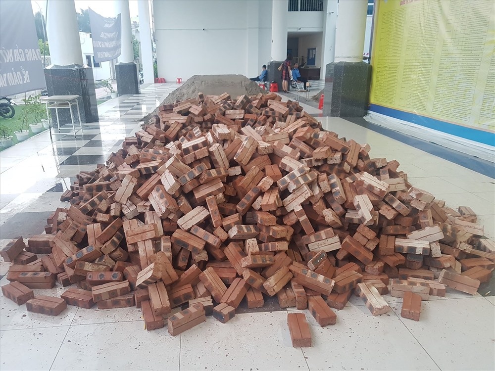 Vu do gach, cat vao truong Pascal: 'Con co duoc di hoc nua khong?' hinh anh