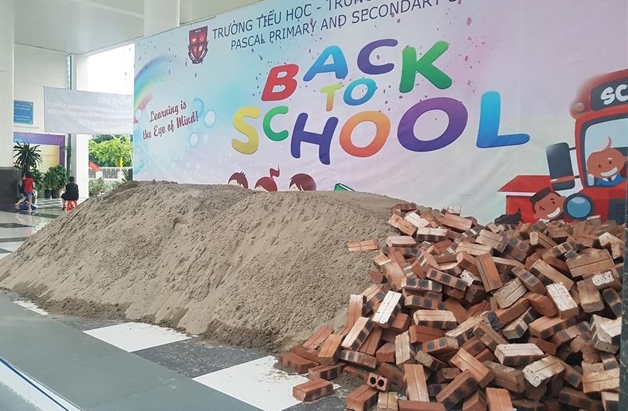 Truong bi do day cat, gach, hon 1.000 hoc sinh phai di khai giang nho hinh anh