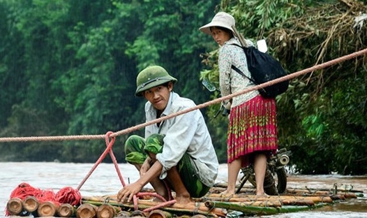 Hoc sinh Dien Bien chui vao tui nylon de den truong hinh anh