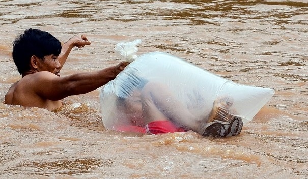 Xin kinh phi xay cau de hoc sinh khong phai qua suoi bang tui nylon hinh anh