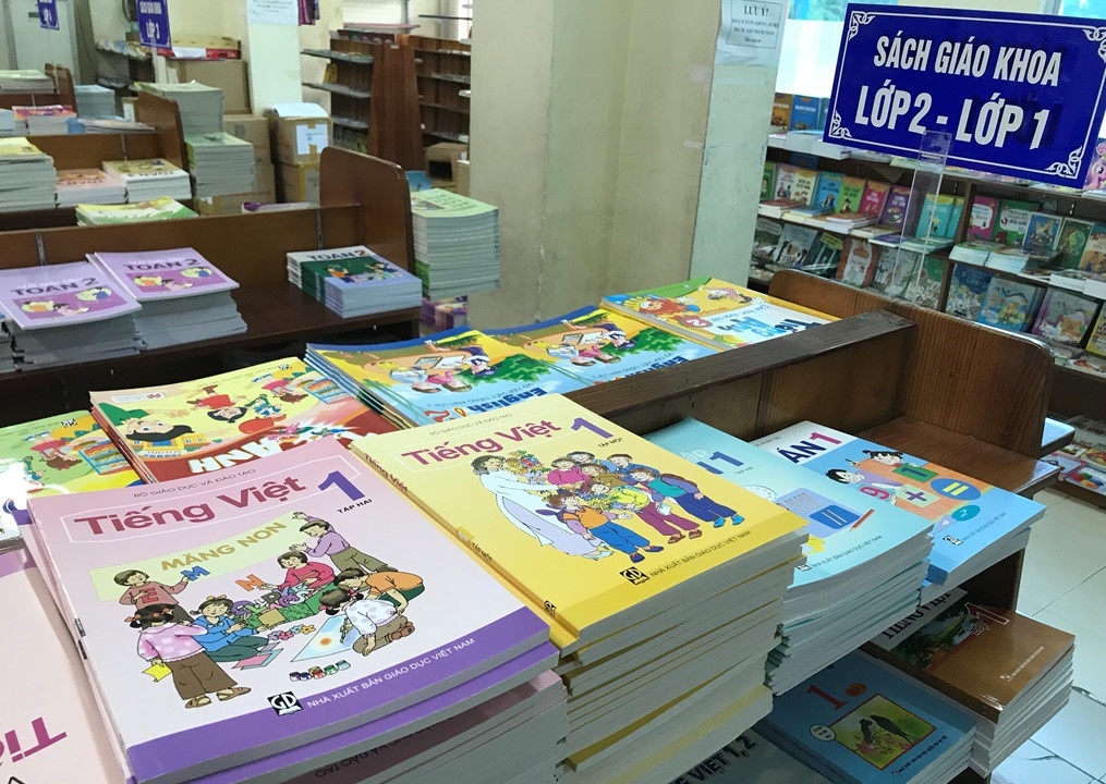 'Thua nhan SGK gay lang phi, Bo GD&DT can quyet liet dieu chinh' hinh anh