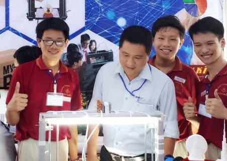 Hai hoc sinh lop 9 che tao may in 3D sieu re hinh anh