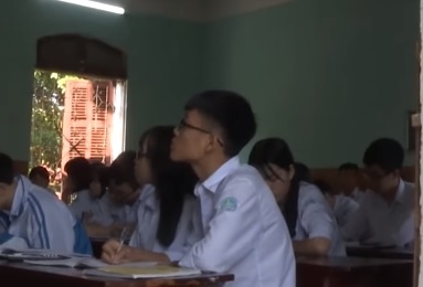 Se xem xet lai hinh thuc ky luat 7 hoc sinh noi xau thay co tren FB hinh anh