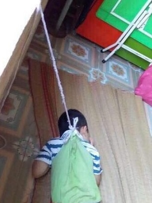 be trai bi treo day vao co anh 1