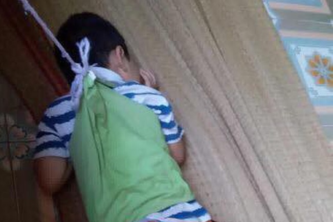 Thanh lap hoi dong ky luat giao vien buoc be 4 tuoi vao cua so hinh anh