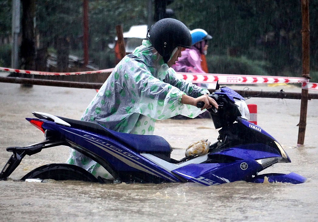 Da Nang cho hoc sinh, sinh vien nghi ngay 10/12 vi mua ngap hinh anh