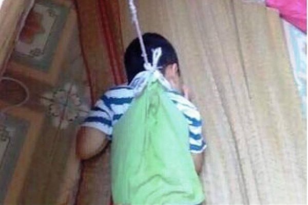 Bo tri giao vien rieng trong be trai bi buoc vao cua so o Nam Dinh hinh anh