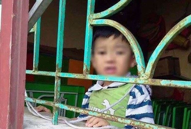 buộc dây trẻ vào cửa sổ ảnh 1 buoc day tre vao cua so anh 1