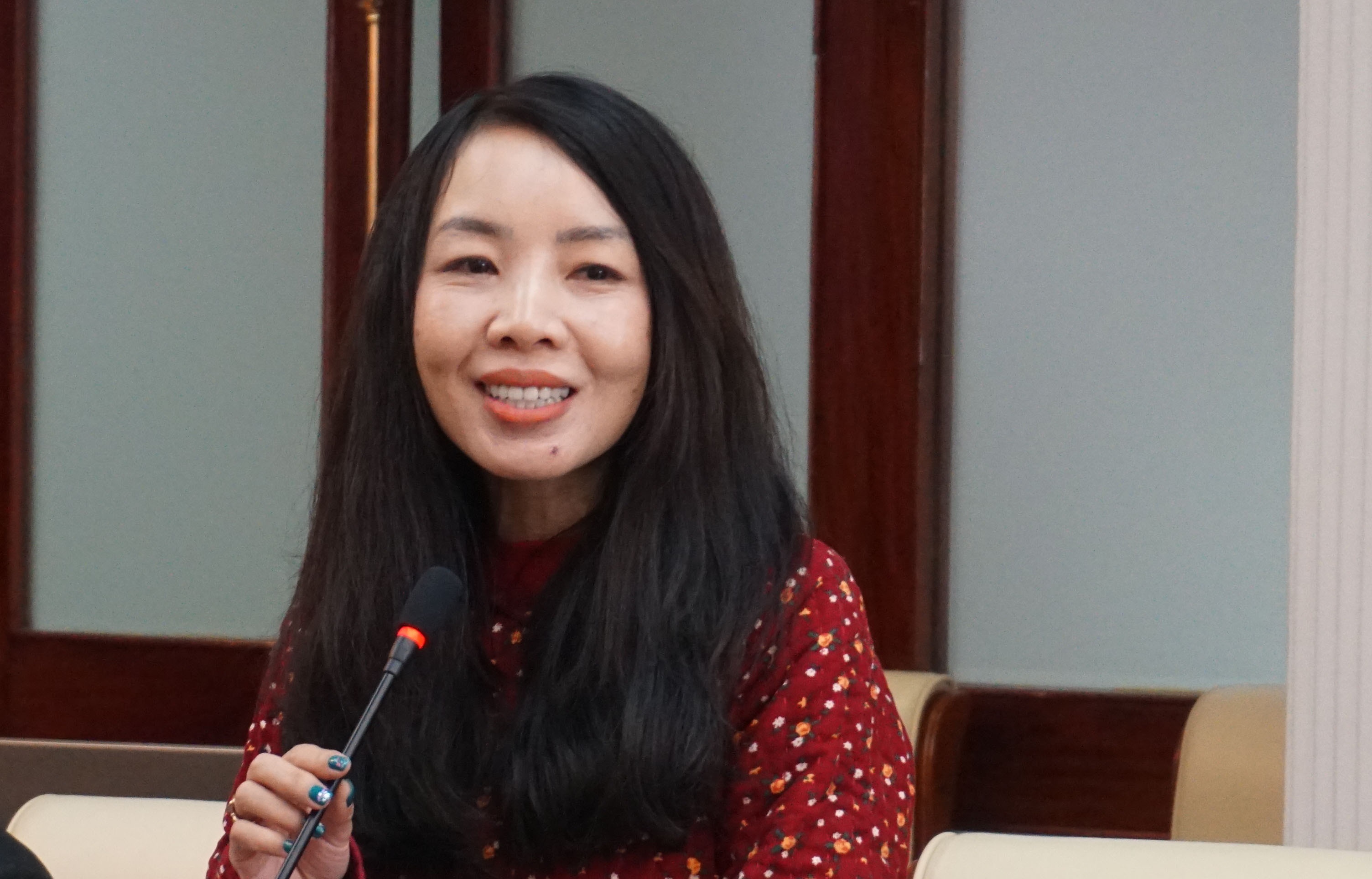 Phu huynh xe sach con ngay truoc cong truong neu thi bi diem kem hinh anh