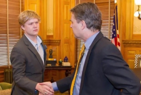 Nam sinh tot nghiep trung hoc va dai hoc Harvard cung luc hinh anh