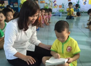 Cau be 3 tuoi da biet doc va tu hoc tieng Anh hinh anh