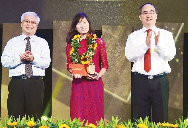 Nu tien si Viet nhan hoc bong anh 1