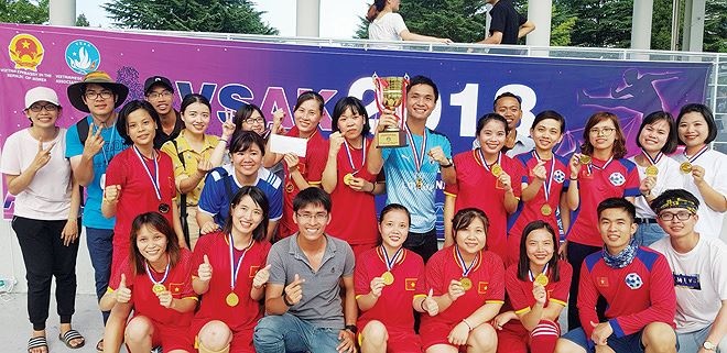 Nu tien si Viet nhan hoc bong anh 2