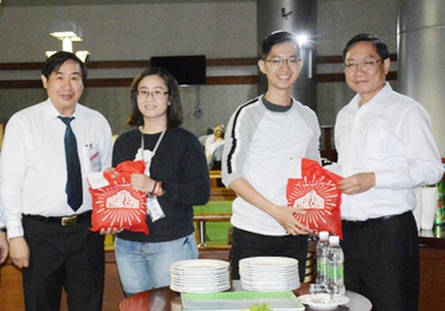 Sinh vien DH Y khoa Pham Ngoc Thach thuc hanh o benh vien cua Duc hinh anh