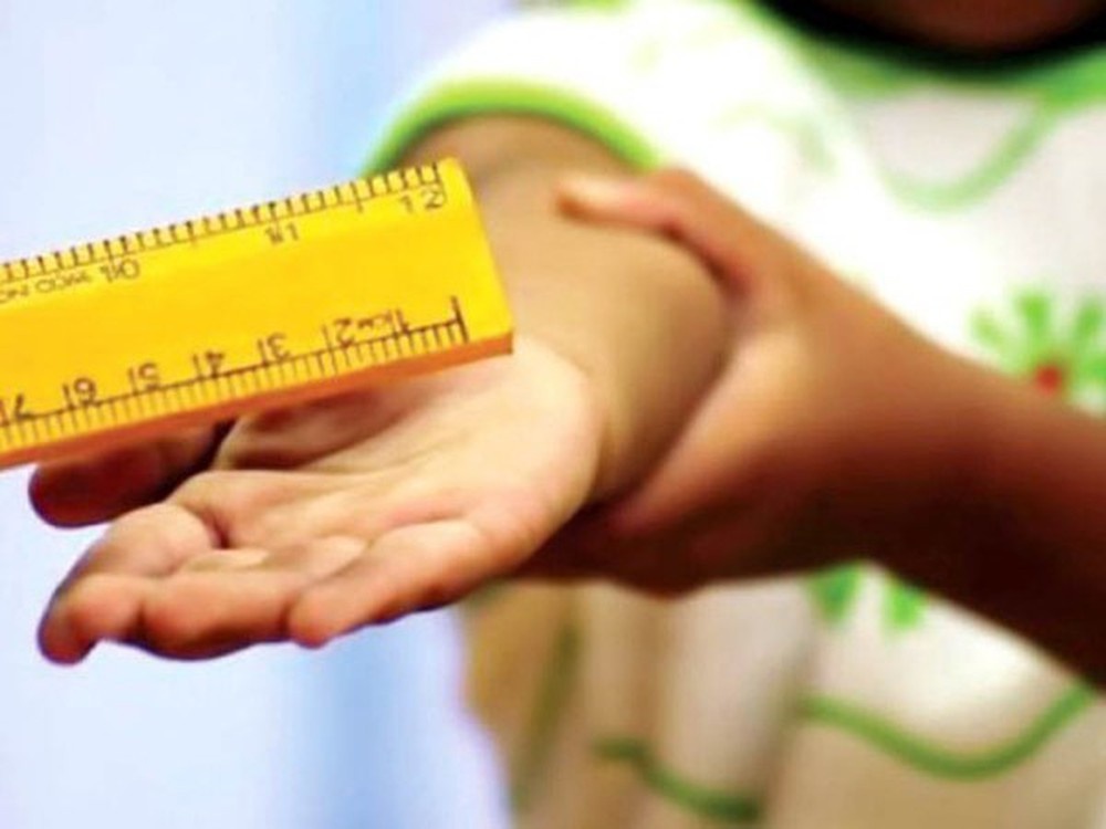 Nghi co giao dung thuoc ke danh vao mat tre, phu huynh bao cong an hinh anh