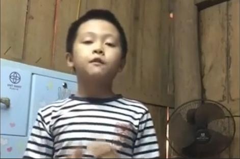 Bo truong GD&DT khen cau be lop 2 vuot hon tram km hoc tieng Anh hinh anh