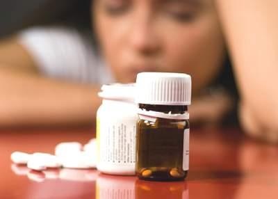 Am anh chuyen hoc sinh mua thuoc tu tu vi bi beu 2 diem giua truong hinh anh