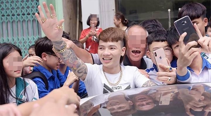 khá bảnh biểu diễn ở trường học  ảnh 1 kha banh bieu dien o truong hoc anh 1