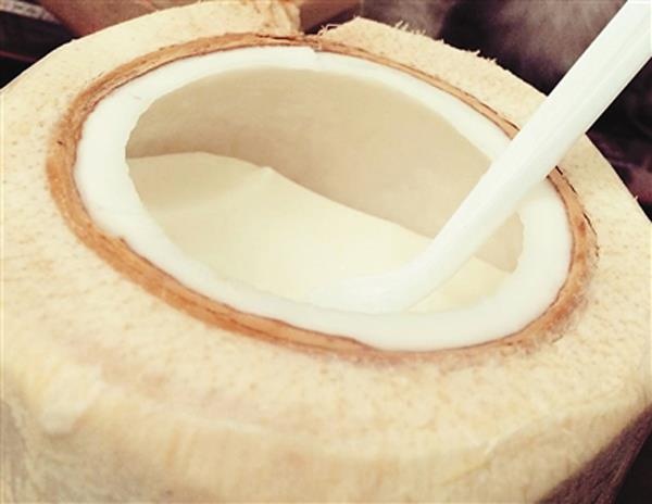 Co giao phat hoc sinh an thach dua trong nha ve sinh hinh anh