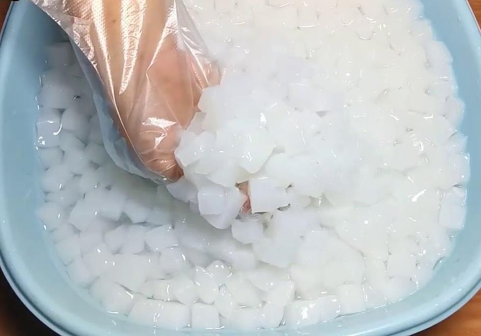 Buoc thoi viec co giao phat hoc sinh an thach dua trong nha ve sinh hinh anh