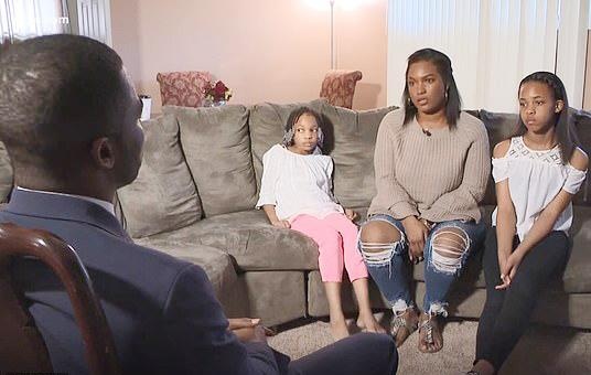 Bị đuổi học vì không cùng bố ảnh 1 Bi duoi hoc vi khong cung bo anh 1