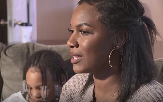 Hai nu sinh bi duoi hoc vi khac cha hinh anh