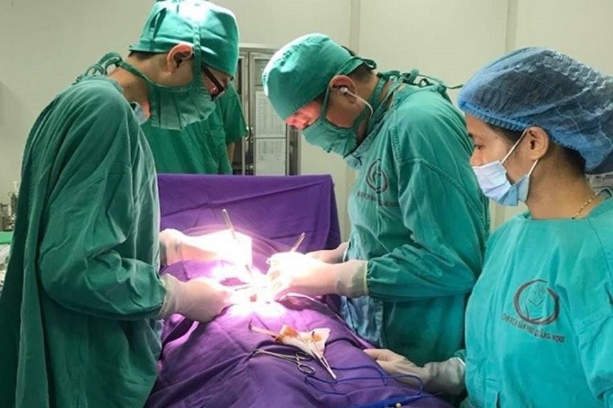 Ha tinh hoan an trong o bung be trai 5 tuoi hinh anh