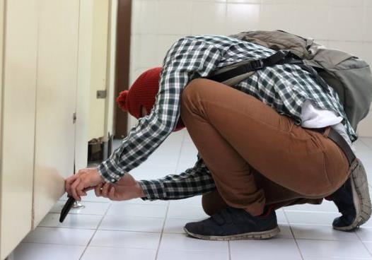 Bi bo tu vi quay len nu sinh trong nha ve sinh hinh anh