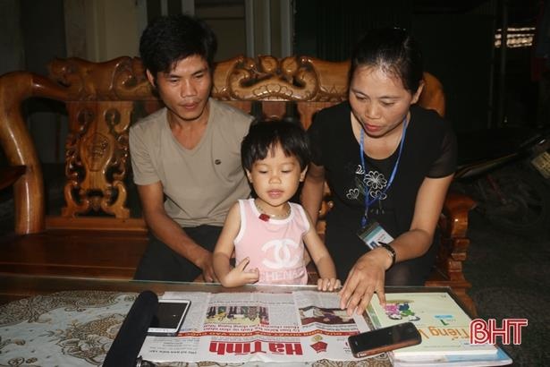 em bé đọc sách báo như người lớn ảnh 1 em be doc sach bao nhu nguoi lon anh 1