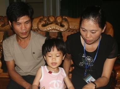 Be 4 tuoi biet doc sach bao hinh anh
