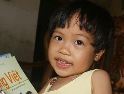 Ngac nhien be gai chua day 4 tuoi o Ha Tinh doc sach bao nhu nguoi lon hinh anh