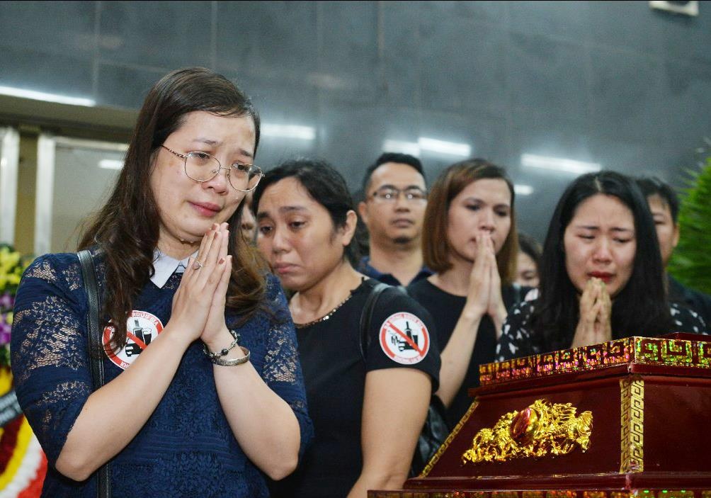 Hang tram nguoi mang logo 'uong ruou khong lai xe' tien dua co giao hinh anh