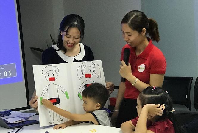 Dua nhau dua tre di hoc chong xam hai o Sai Gon hinh anh