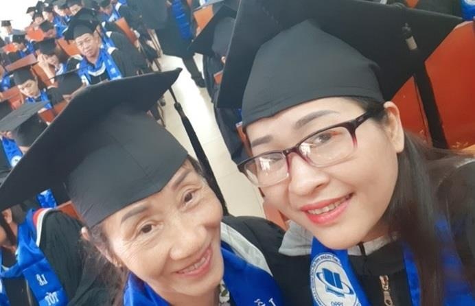 Hai me con cung tot nghiep dai hoc hinh anh