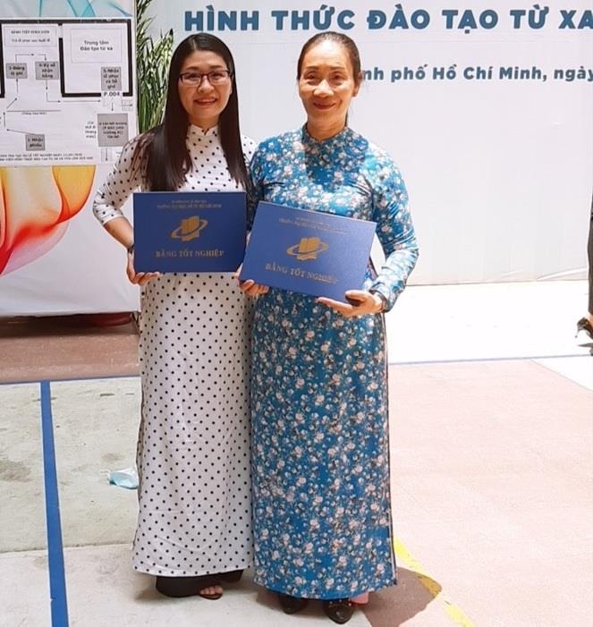 hai mẹ con cùng tốt nghiệp đại học ảnh 1 hai me con cung tot nghiep dai hoc anh 1