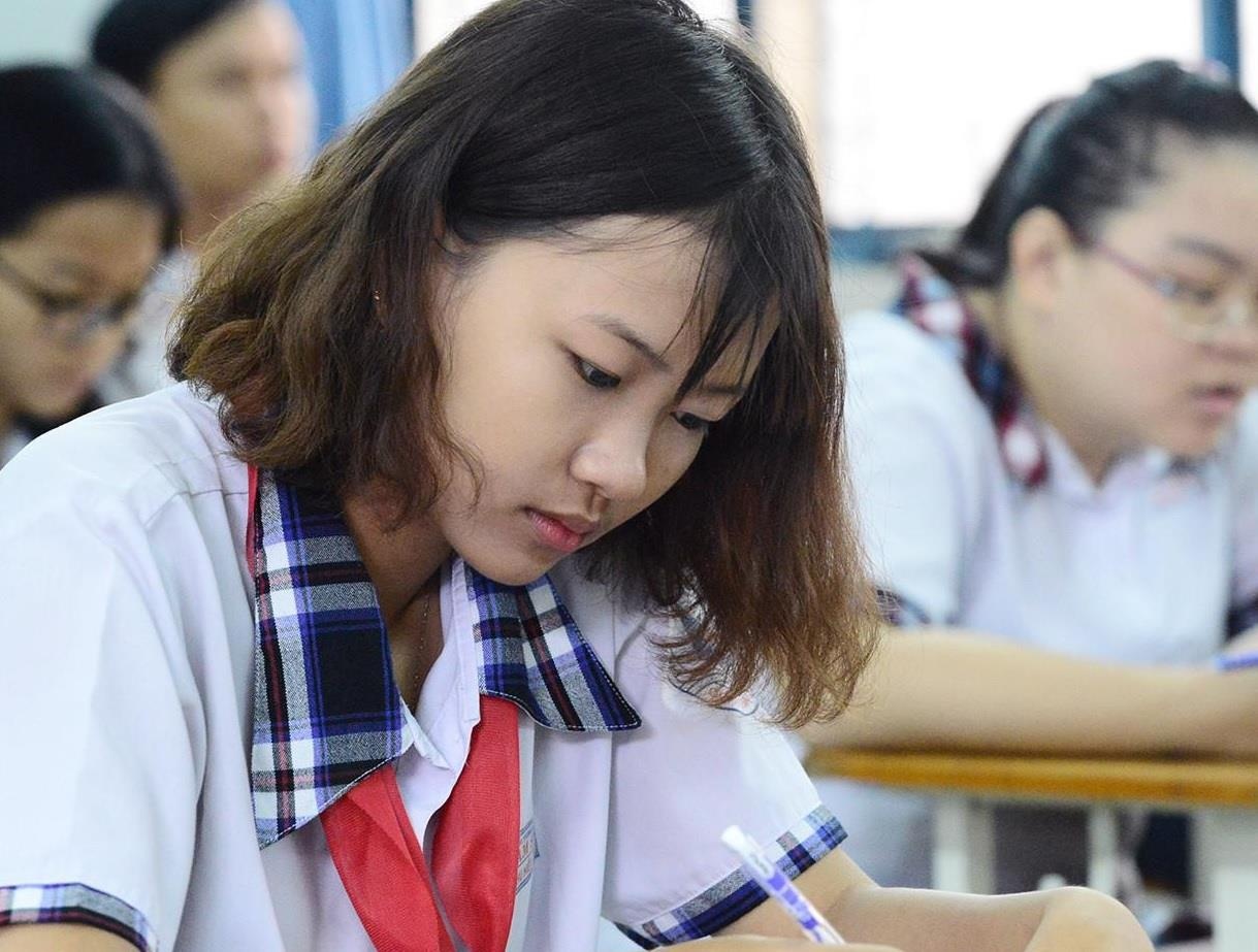 De thi Toan chuyen vao lop 10 truong Pho thong Nang khieu co sai sot hinh anh